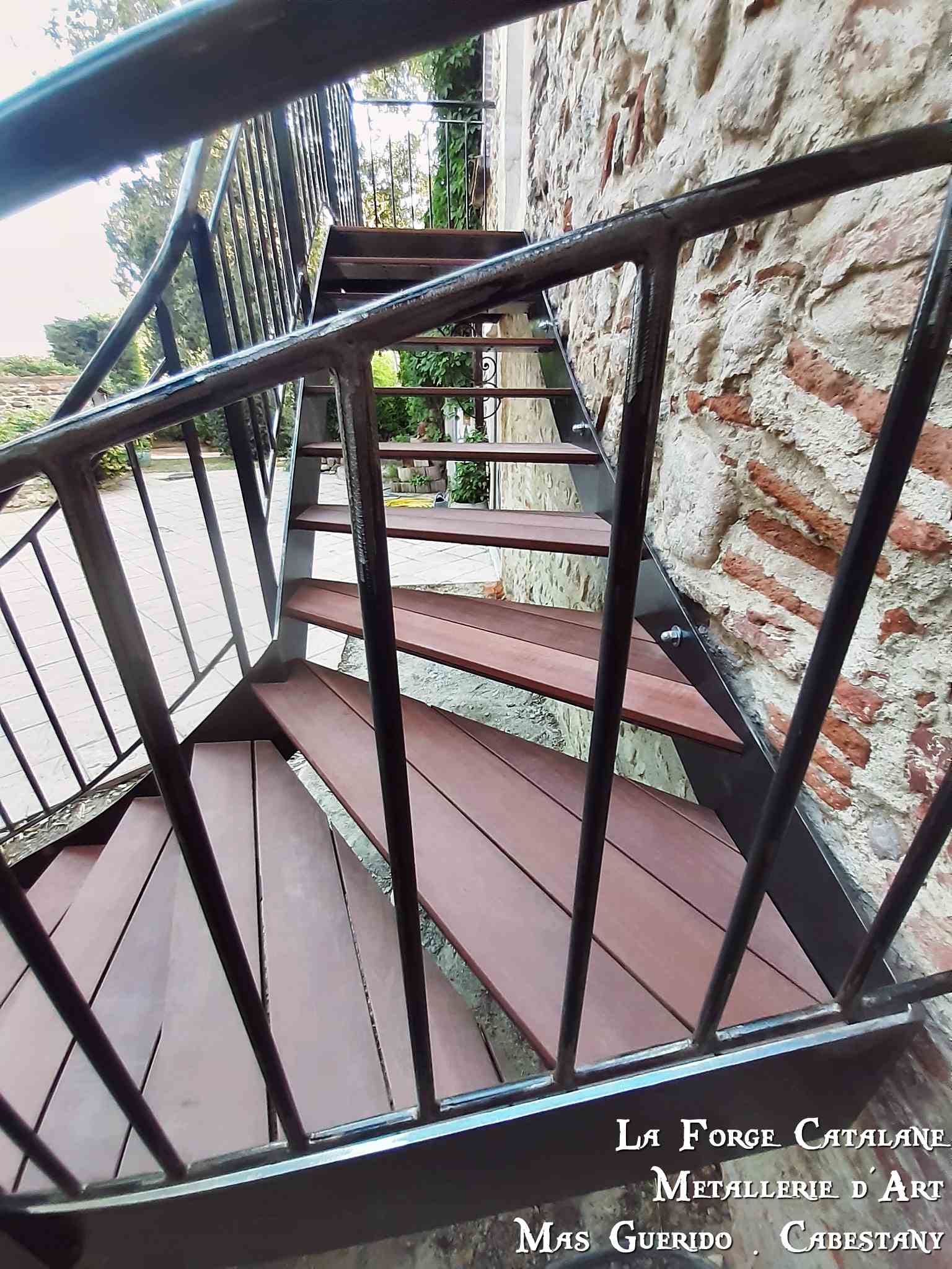 detail rampant escalier barreaudage vertical main courante tube rond 2 fer plat lateraux marches fer bois PADDUCK lames laser forge catalane 2.jpg